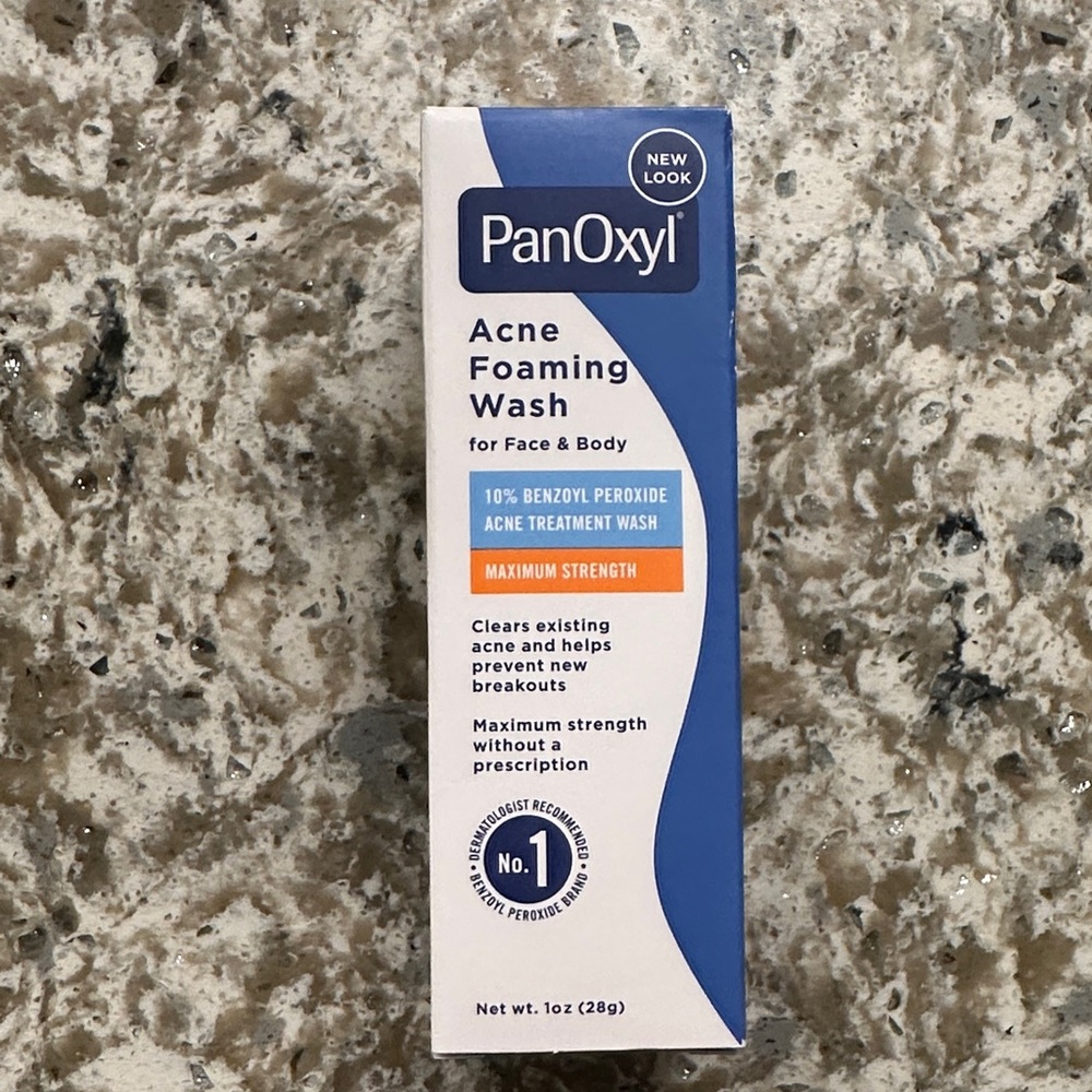 Maximum Strength Acne Foaming Wash - Blue and White